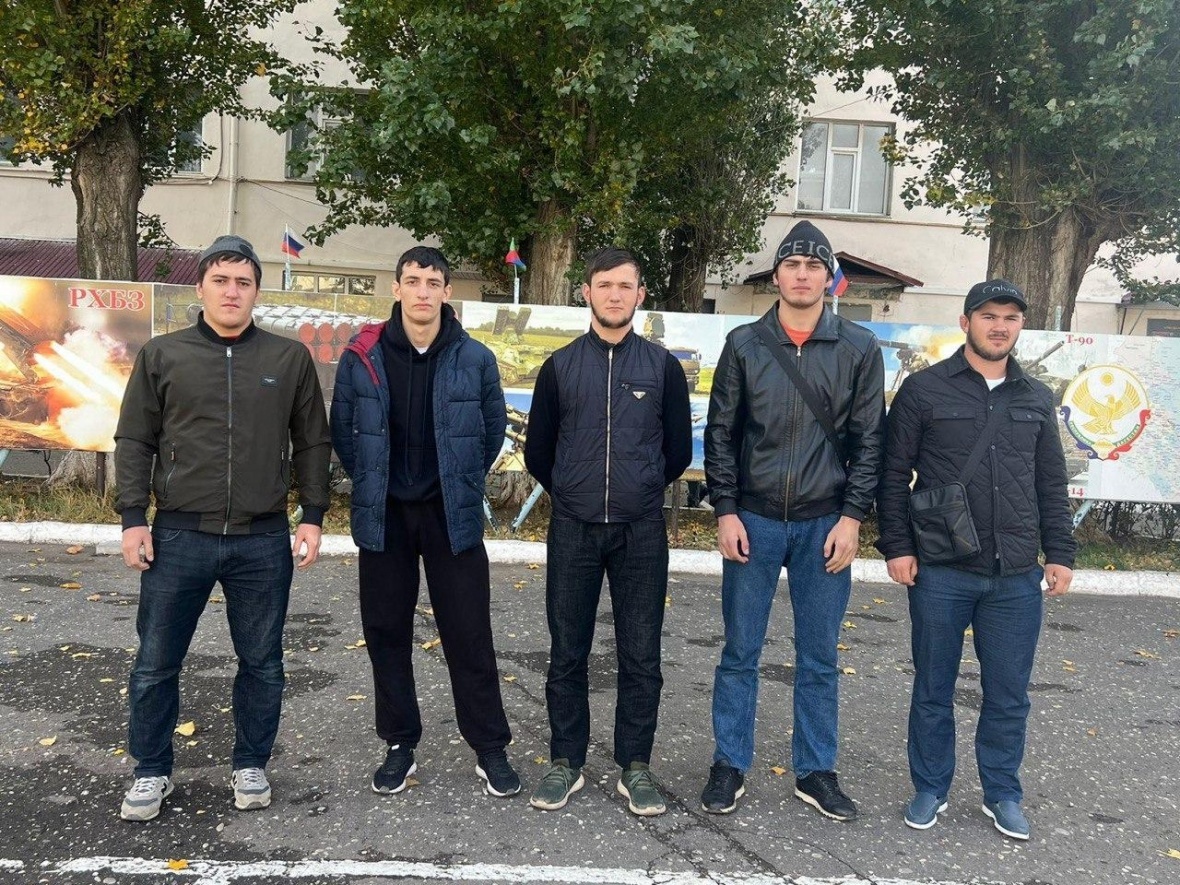 В республиканский сборный пункт была доставлена команда призывников из Чародинского района